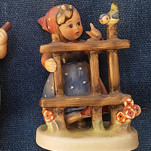 Pair of Vintage Hummels: Little Sweeper and Signs of Spring - Picture 3 of 9